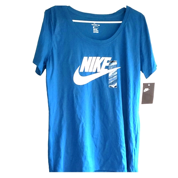 teal and white nike shirt